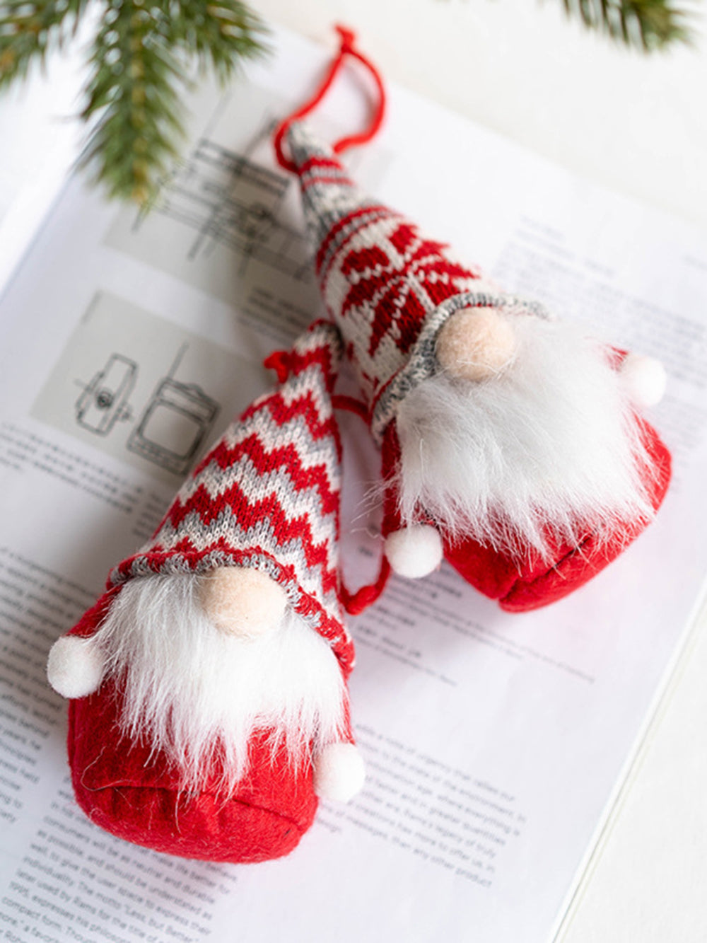 A pair of Santa Claus plush fabric dolls, Santa Claus pendants