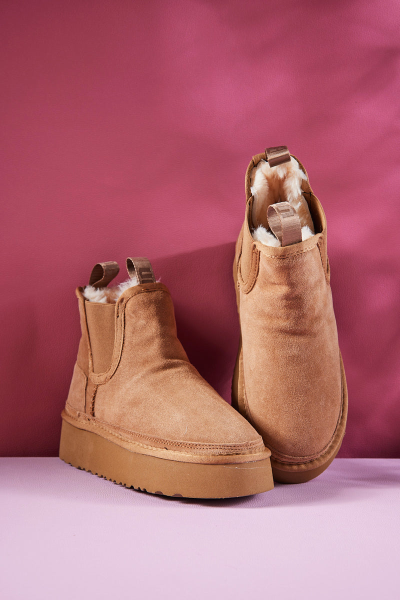 Smaibulun Ugg | Chelsea On The Land Suede Shearling Boots - Chestnut