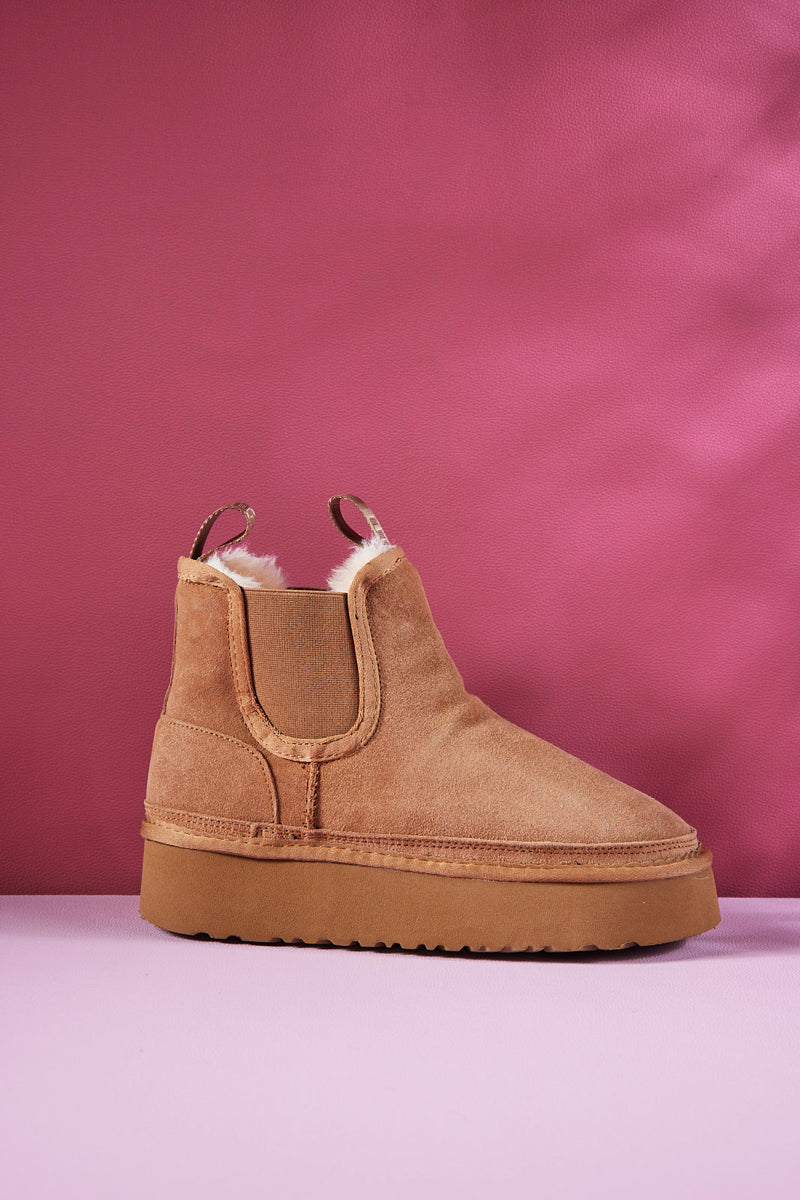 Smaibulun Ugg | Chelsea On The Land Suede Shearling Boots - Chestnut