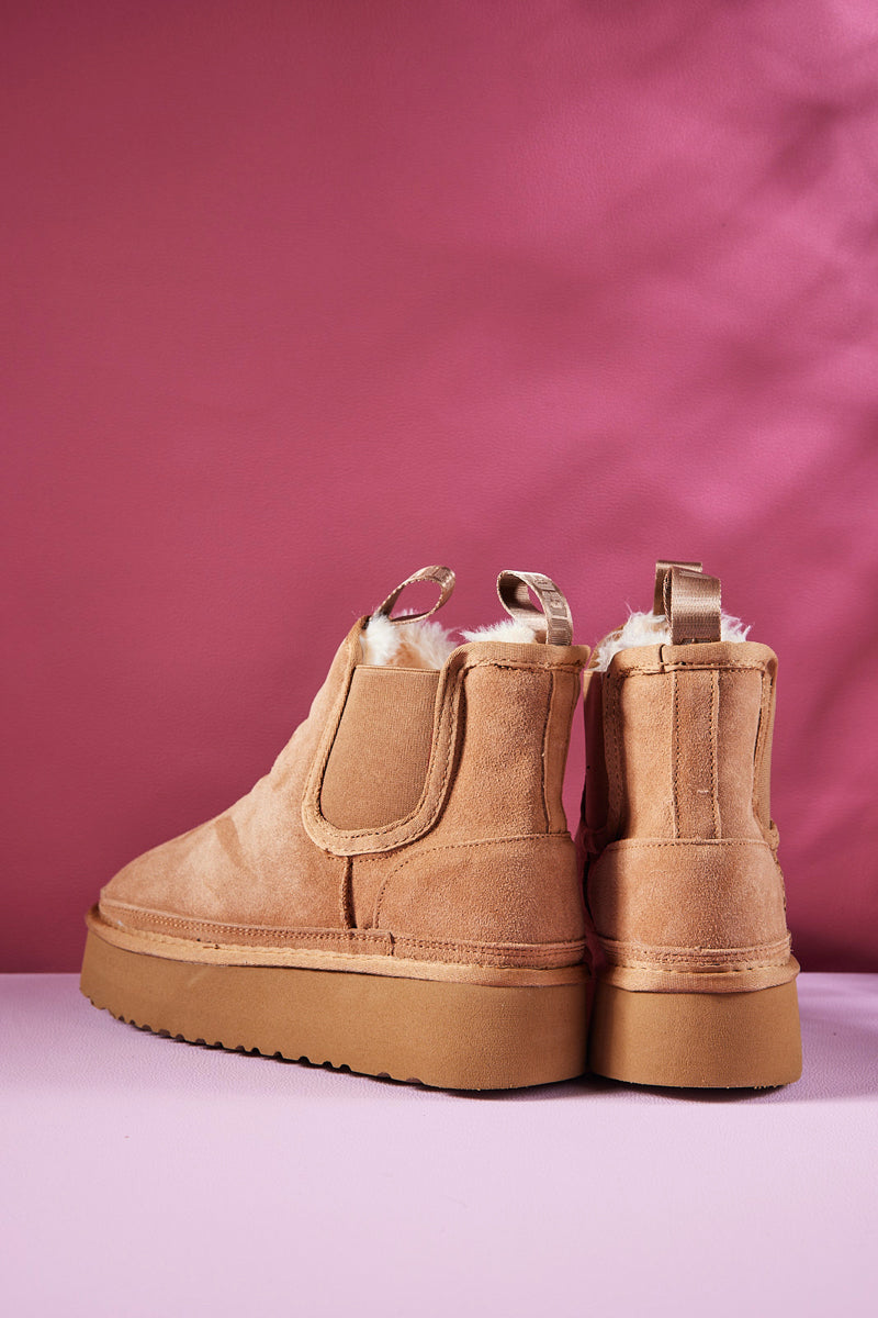 Smaibulun Ugg | Chelsea On The Land Suede Shearling Boots - Chestnut