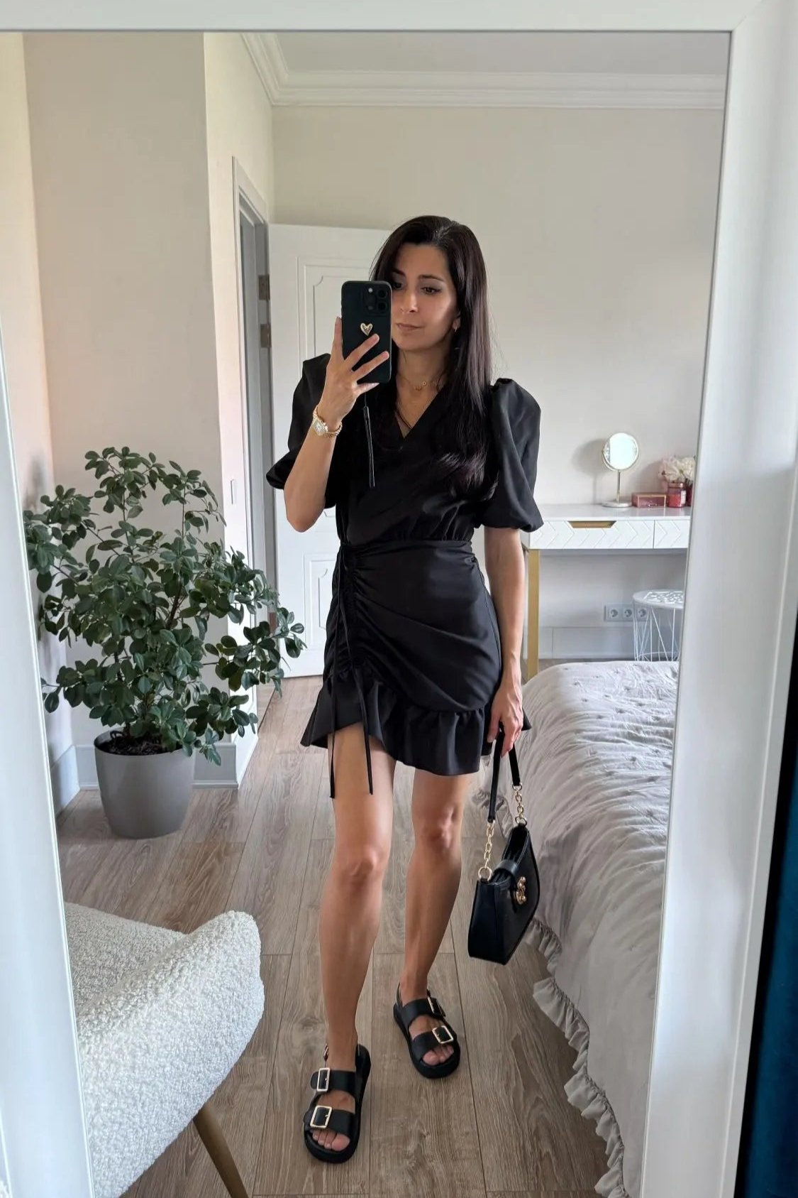 Black Pleated Nipped Waist High Sense V-neck Puff Sleeve Dress