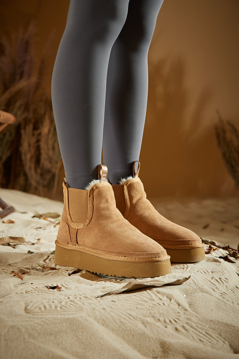 Smaibulun Ugg | Chelsea On The Land Suede Shearling Boots - Chestnut