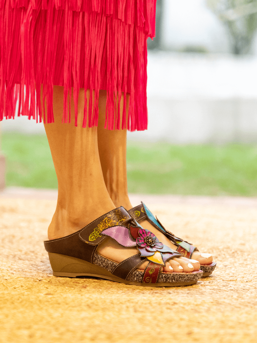 SOFFIA | FLOR DE PARAISO LEATHER WEDGE SANDAL - BROWN