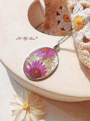 Resin Pendant Necklace With Queen Anne Lace Daisy Dried Flowers