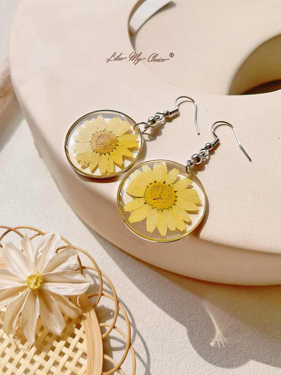 Resin Pendant Earring With Eternal Daisy Dried Flowers