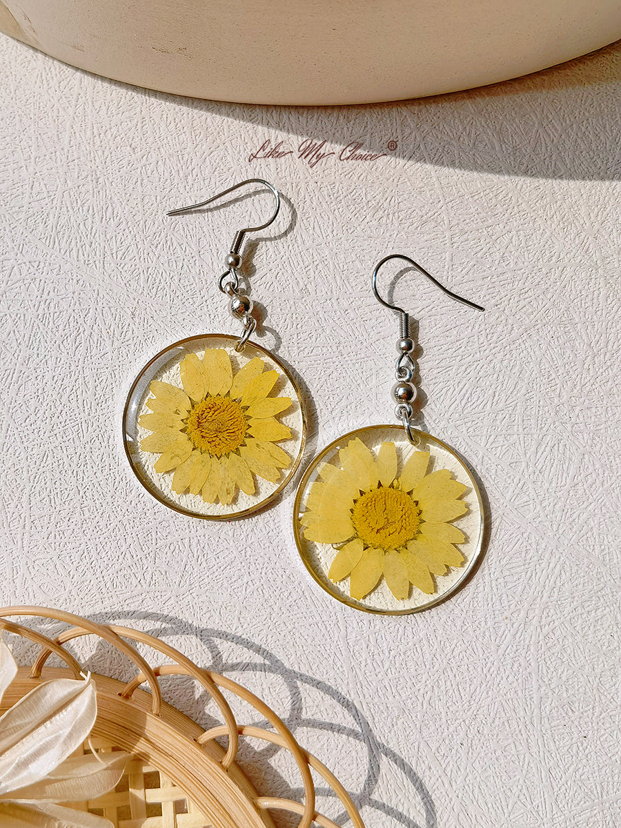 Resin Pendant Earring With Eternal Daisy Dried Flowers