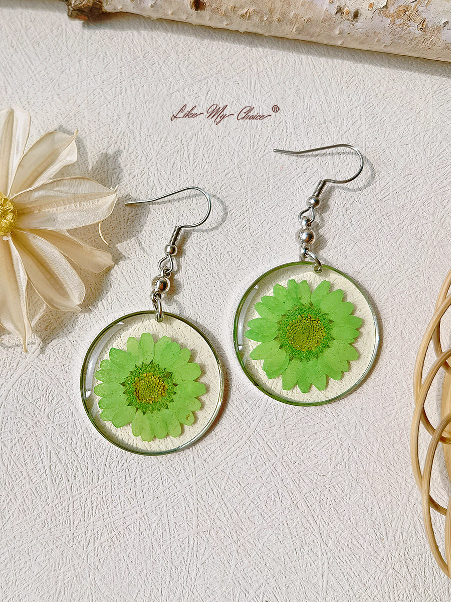 Resin Pendant Earring With Eternal Daisy Dried Flowers