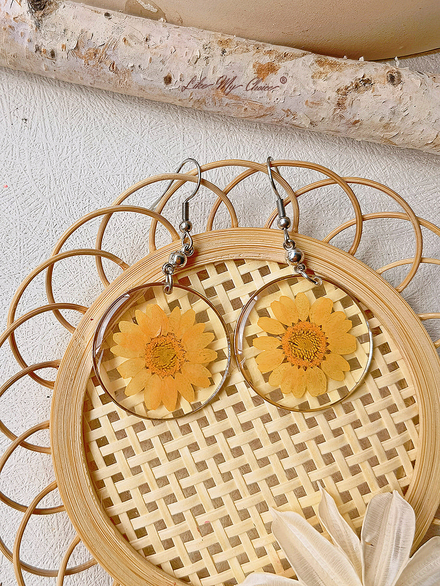 Resin Pendant Earring With Eternal Daisy Dried Flowers