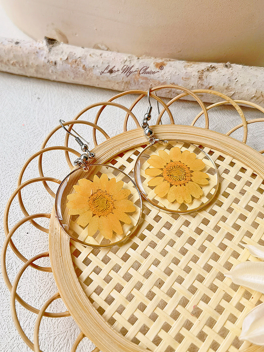 Resin Pendant Earring With Eternal Daisy Dried Flowers