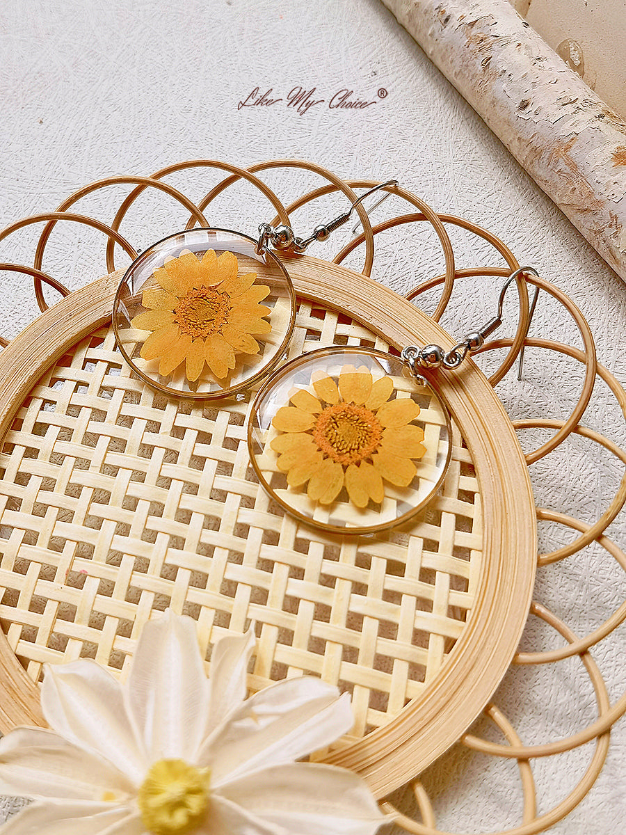 Resin Pendant Earring With Eternal Daisy Dried Flowers