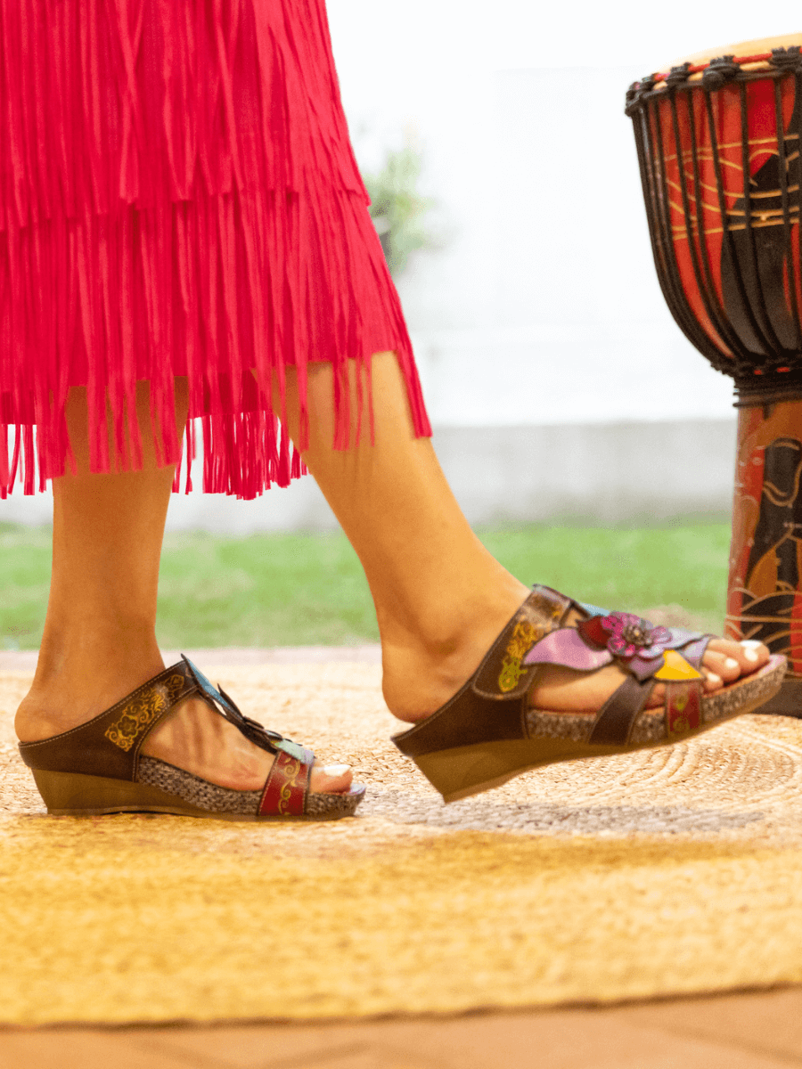 SOFFIA | FLOR DE PARAISO LEATHER WEDGE SANDAL - BROWN