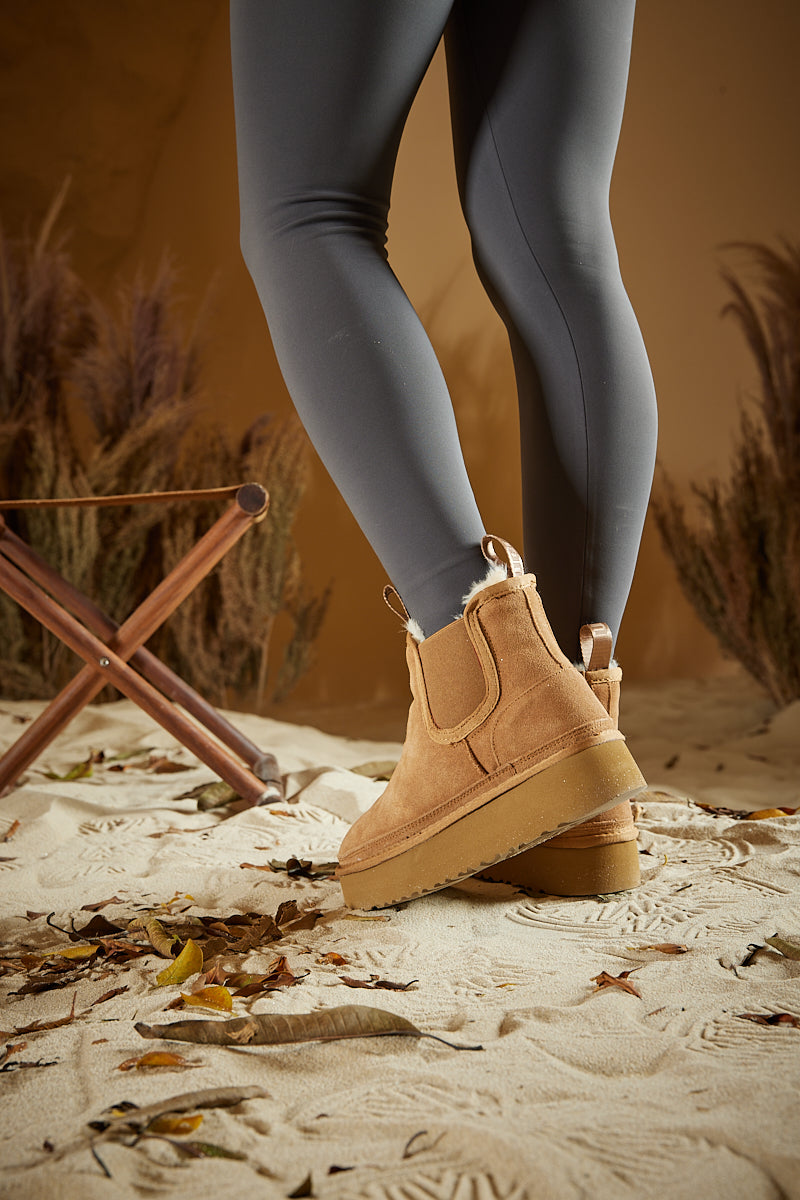 Smaibulun Ugg | Chelsea On The Land Suede Shearling Boots - Chestnut