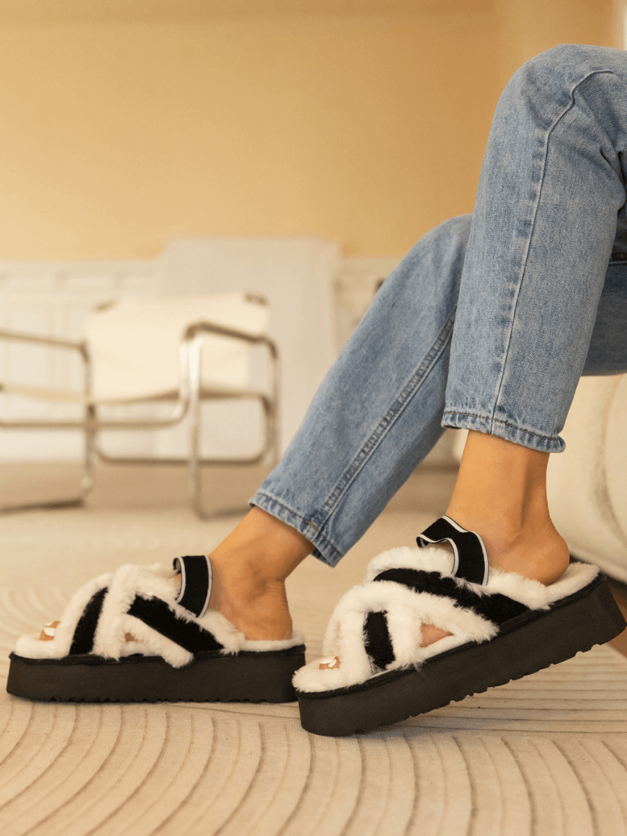 Smaibulun Ugg | Roar Wool Lined Criss-Cross Strap Slipper - White