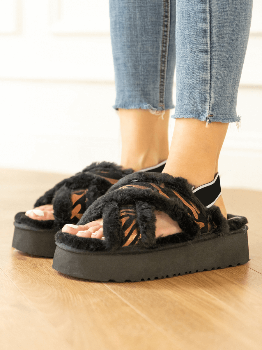 Smaibulun Ugg | Roar Wool Lined Criss-Cross Strap Slipper - Black