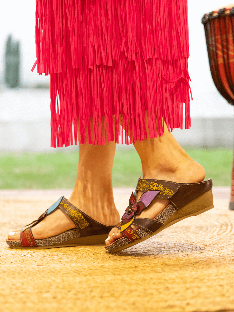 SOFFIA | FLOR DE PARAISO LEATHER WEDGE SANDAL - BROWN