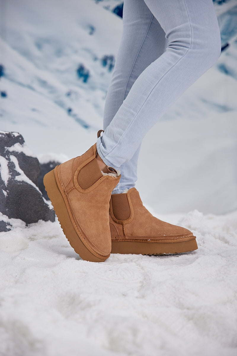 Smaibulun Ugg | Chelsea On The Land Suede Shearling Boots - Chestnut