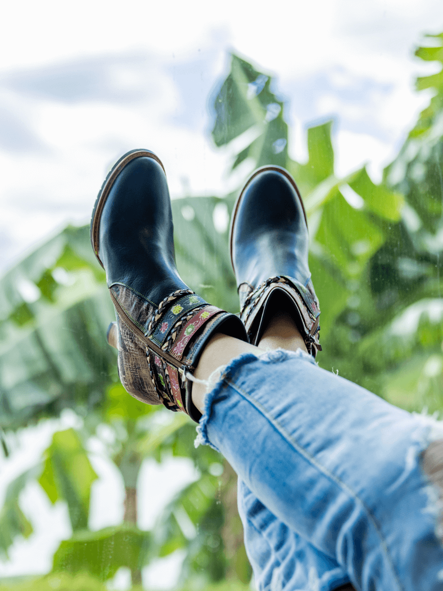 Soffia | Around Courtyard Leather Ankle Bootie