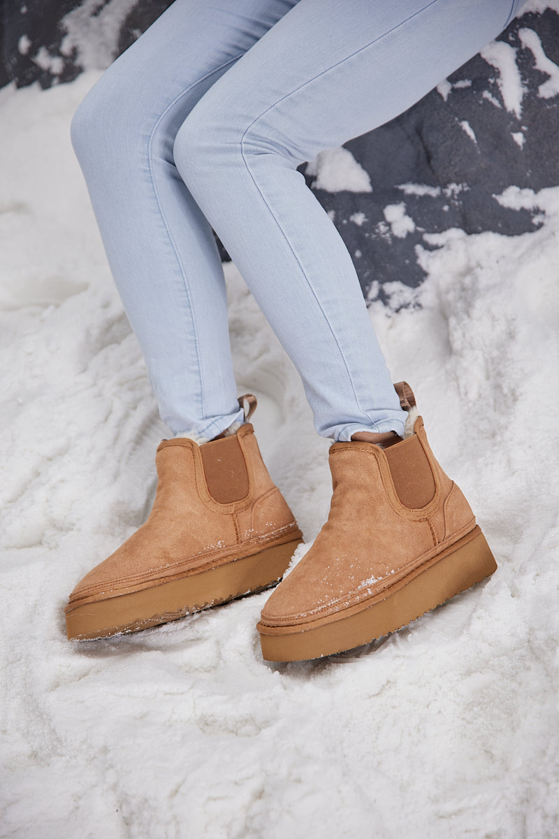 Smaibulun Ugg | Chelsea On The Land Suede Shearling Boots - Chestnut