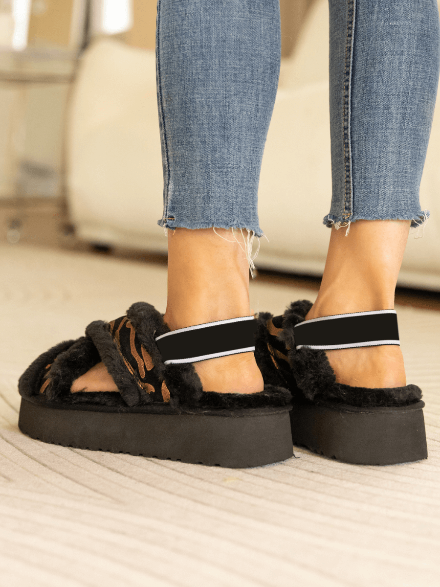 Smaibulun Ugg | Roar Wool Lined Criss-Cross Strap Slipper - Black