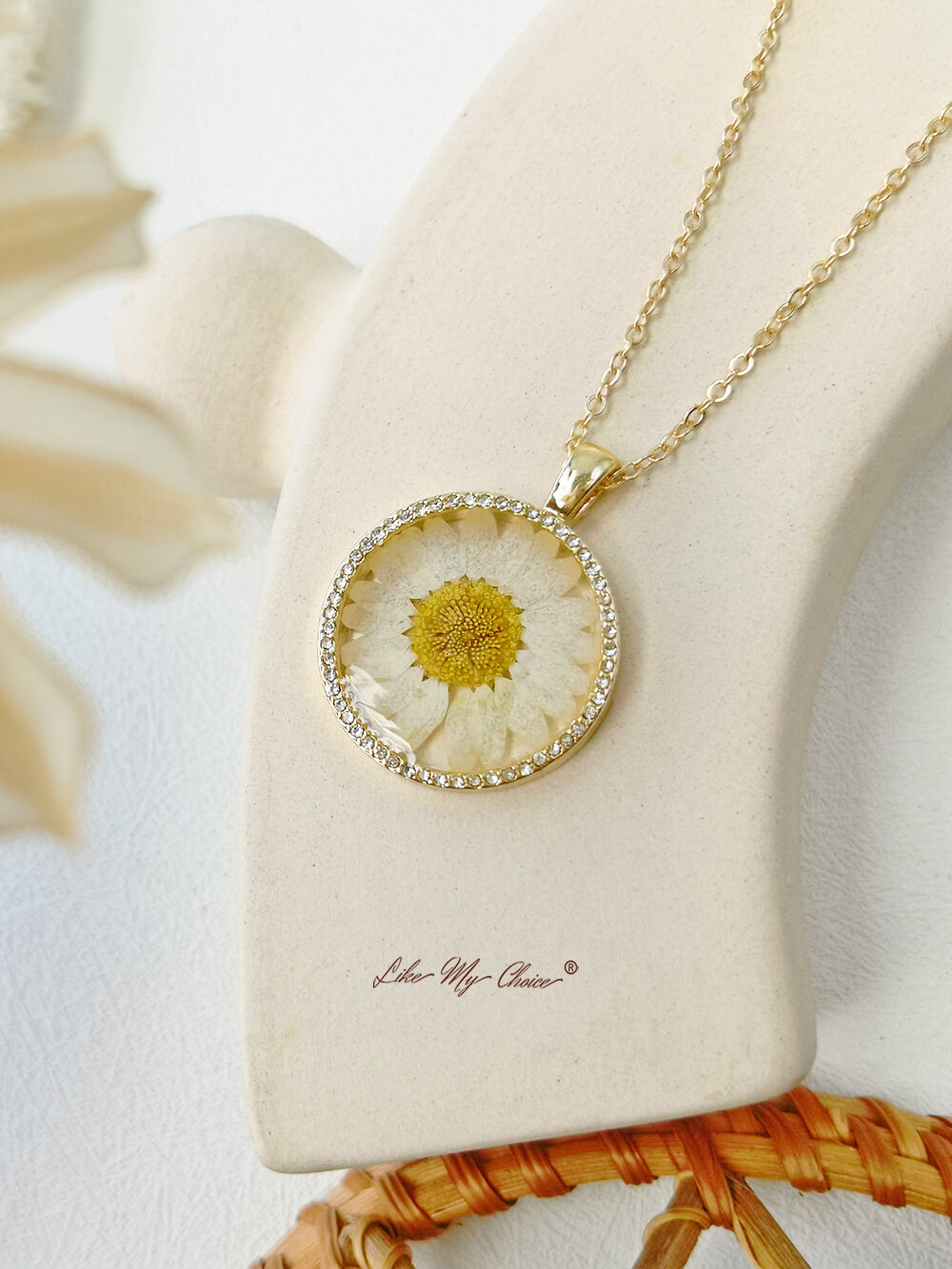 Daisy Flower Resin Round Crystal Pendant Necklace