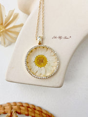 Daisy Flower Resin Round Crystal Pendant Necklace