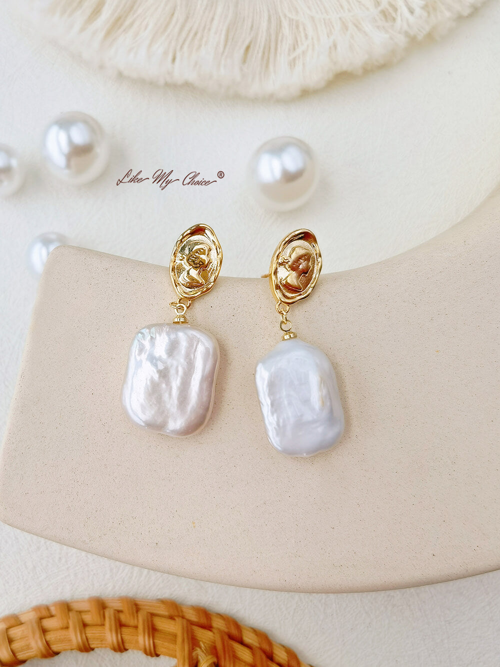 Gemstone Freshwater Pearl Vintage goddess Earrings: Simple and Chic