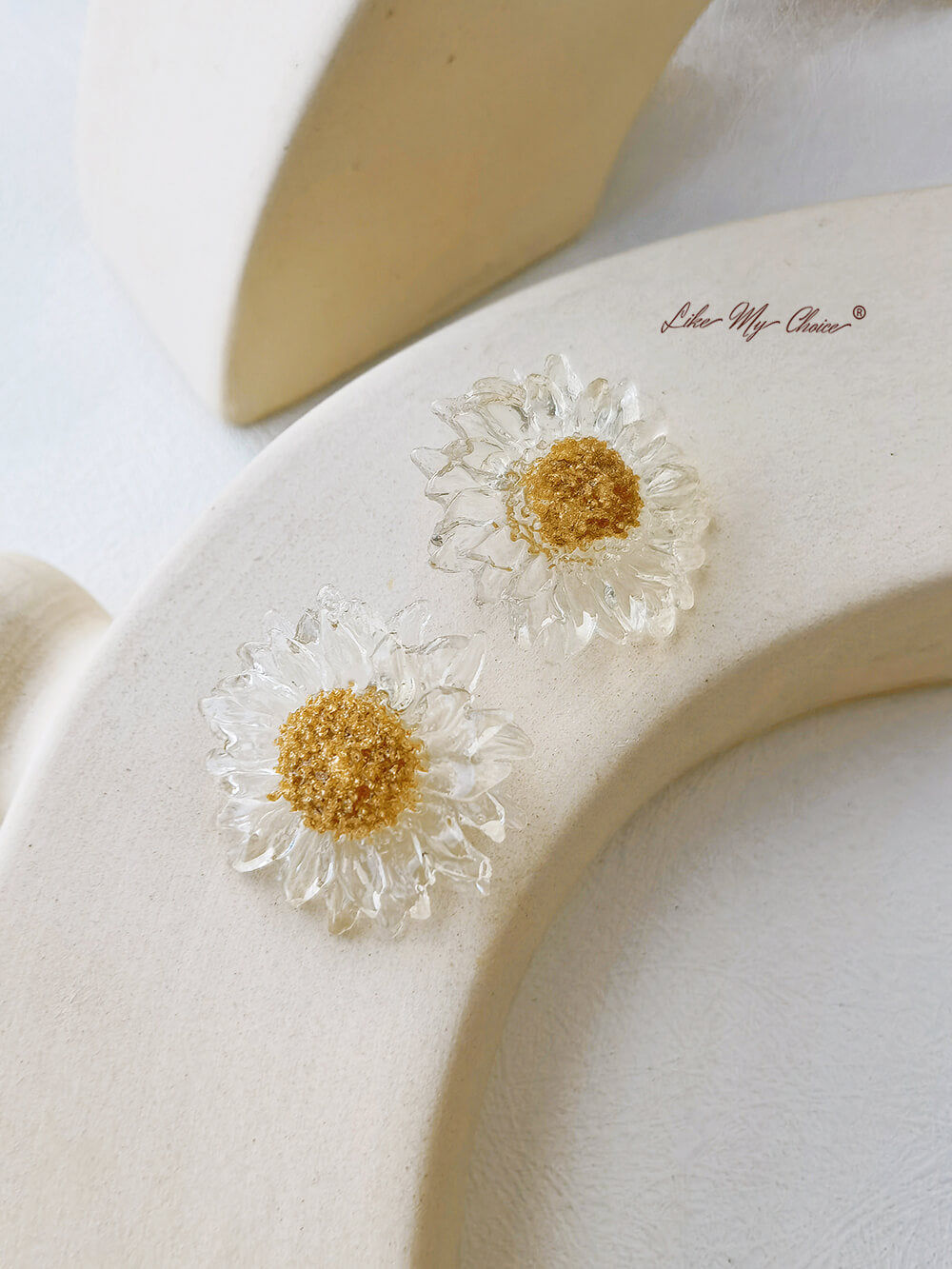 Resin Transparent Golden Daisy Flower