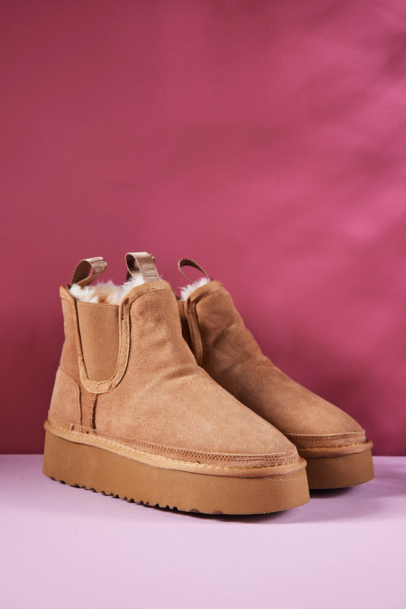 Smaibulun Ugg | Chelsea On The Land Suede Shearling Boots - Chestnut