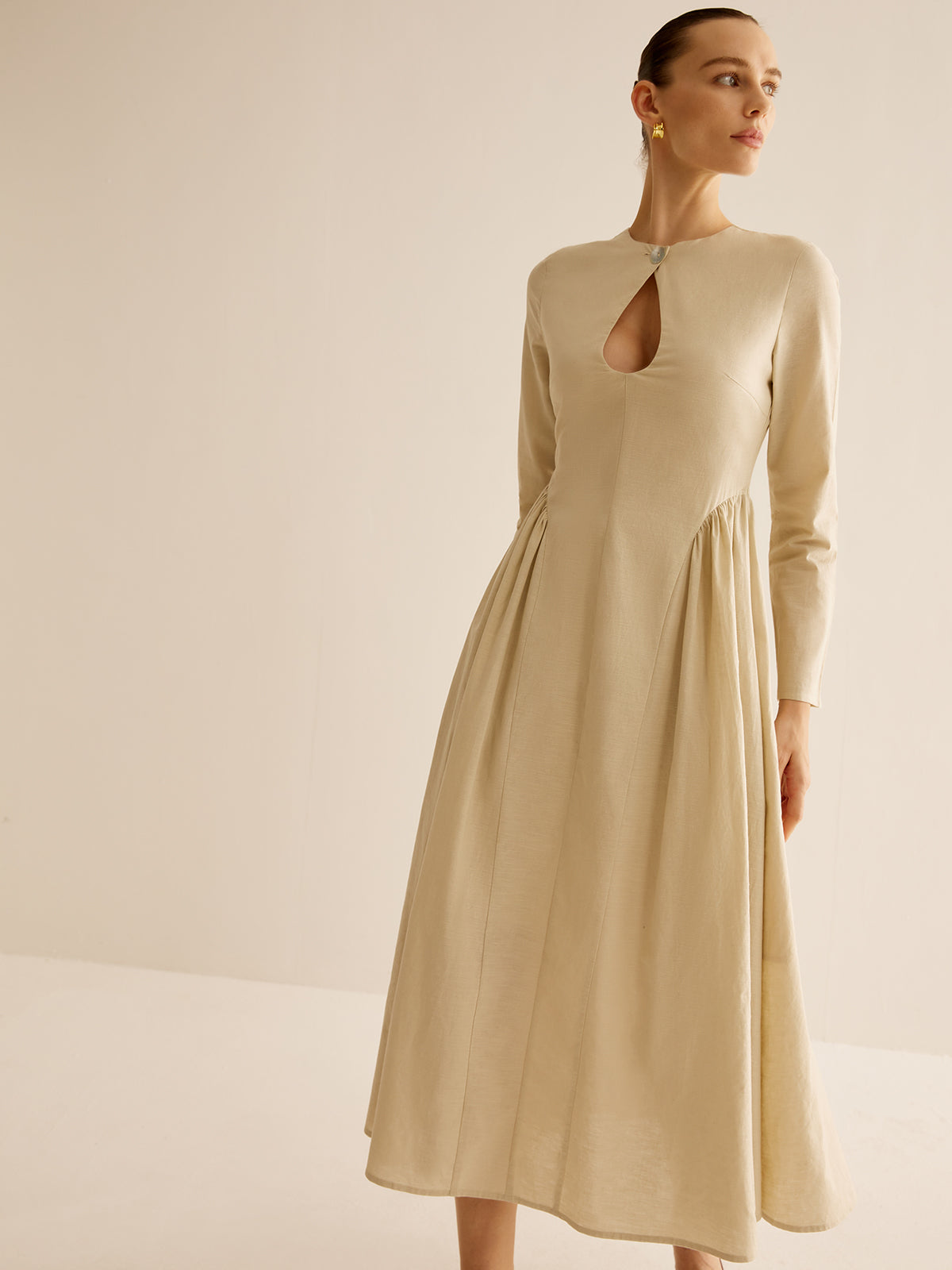 Keyhole Neckline Panel Pleated Dress