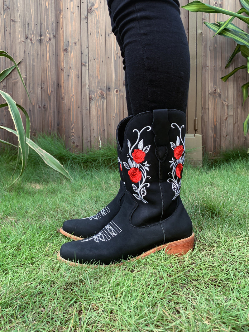 En Bloom | Rose Embroidered Cowboy Boots - Black