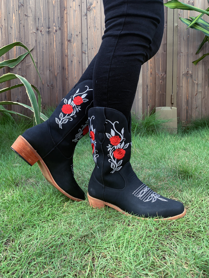 En Bloom | Rose Embroidered Cowboy Boots - Black