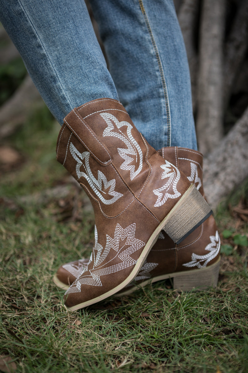 EN BLOOM | SWIRL EMBROIDERED COWGIRL BOOTS BROWN