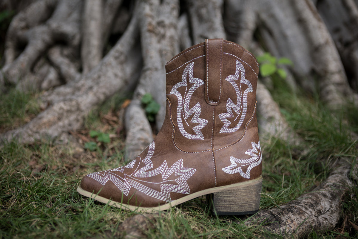 EN BLOOM | SWIRL EMBROIDERED COWGIRL BOOTS BROWN