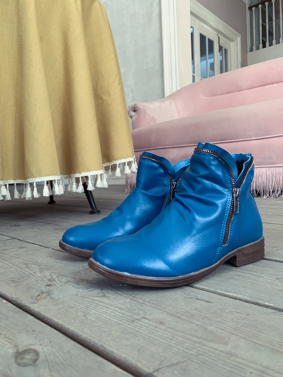 En Bloom | Blue Side Zip Ruched Ankle Boot