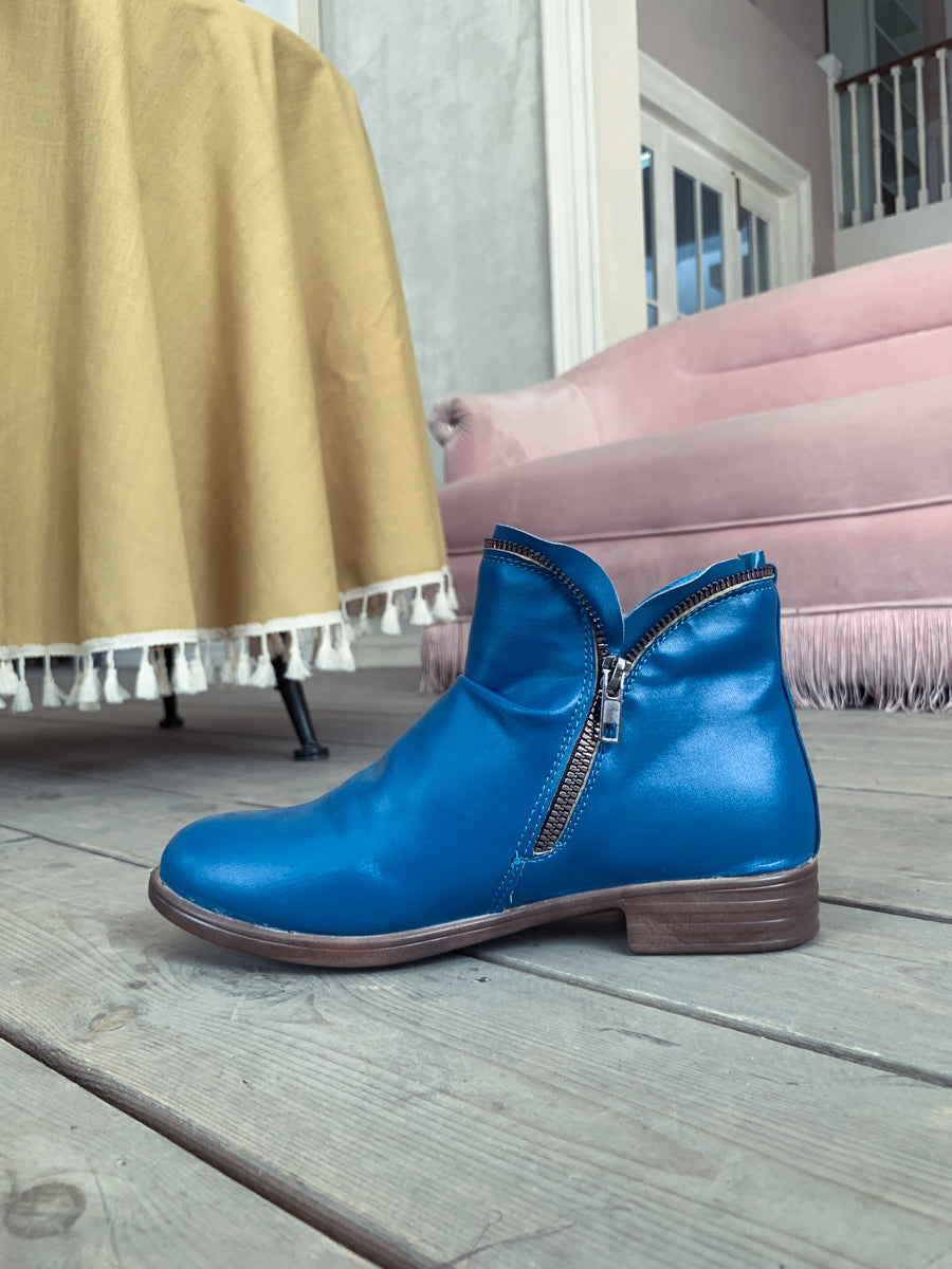 En Bloom | Blue Side Zip Ruched Ankle Boot