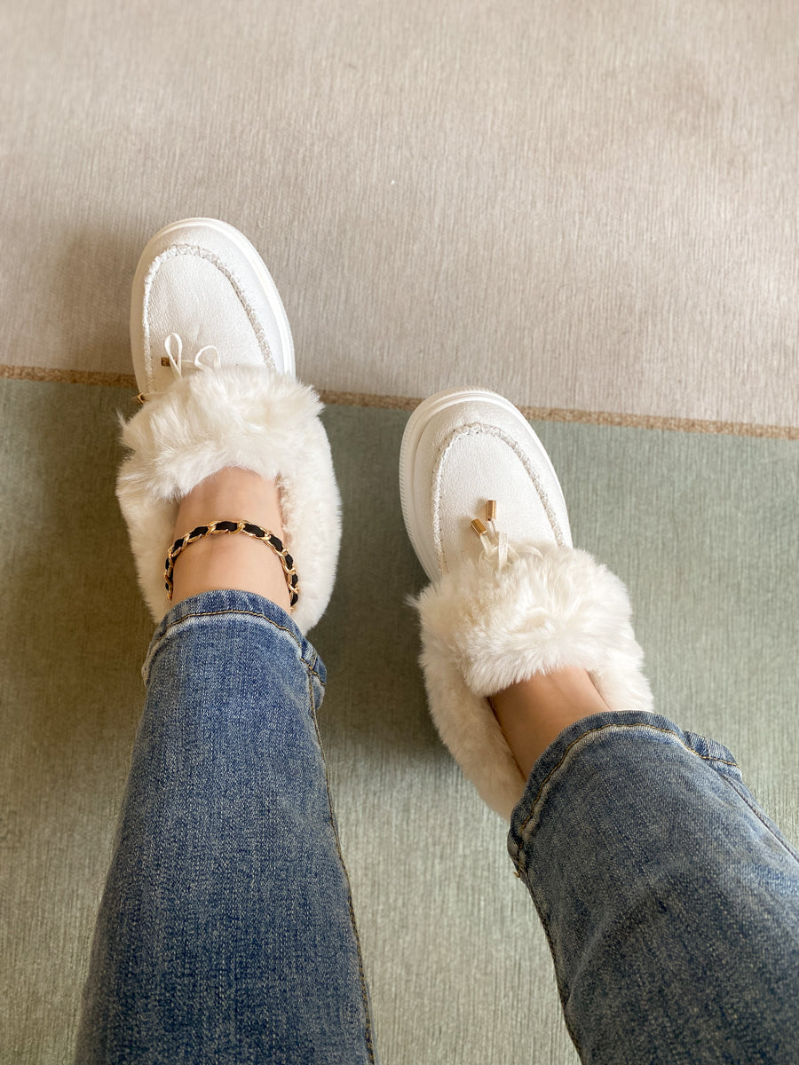 En Bloom | White Faux-Fur Anklet Yana Moccasin