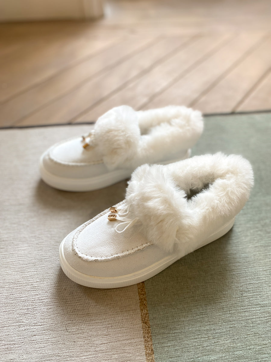 En Bloom | White Faux-Fur Anklet Yana Moccasin