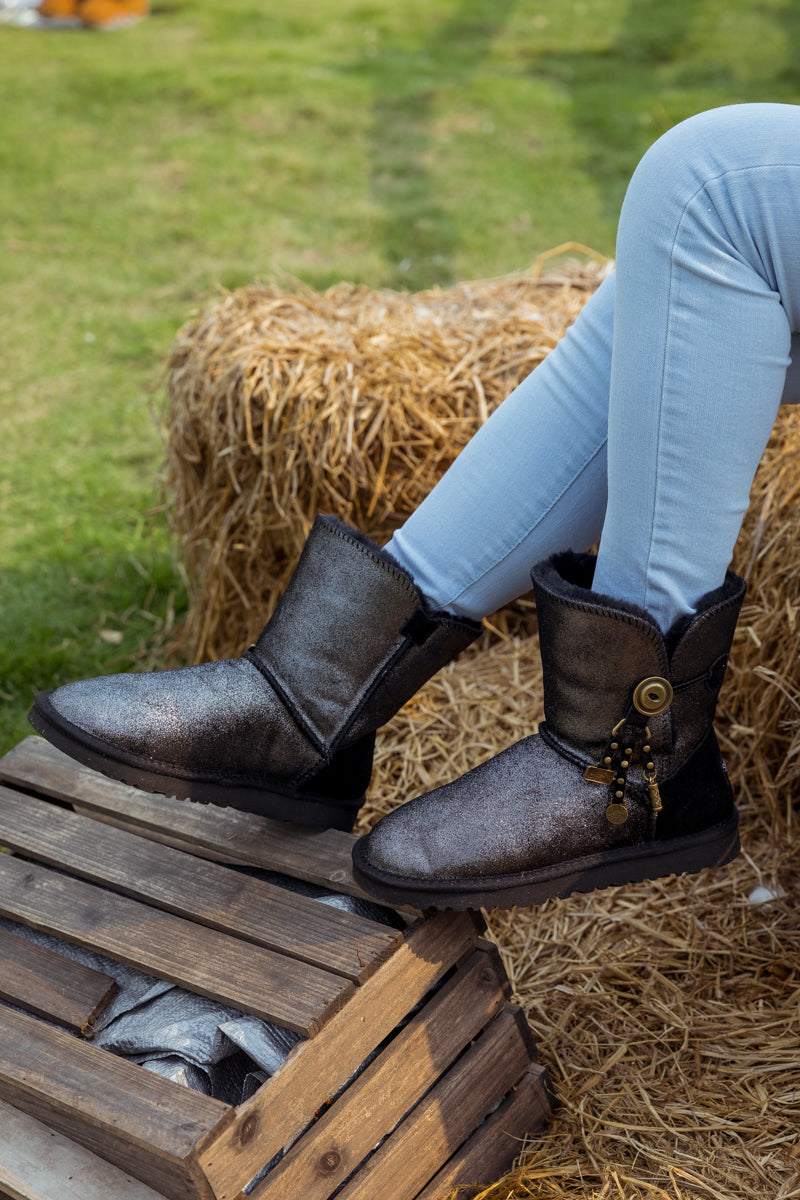 SMAIBULUN Ugg | FAUX FUR-LINED COOPER LOCK TASSEL BOOT - BLACK