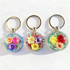 Hemisphere Amber Dried Flower Daisy Keychain