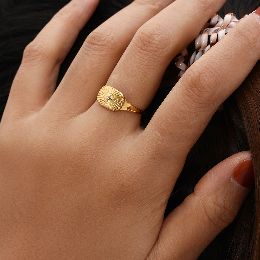 Solara Signet - Minimalist Gold Ring