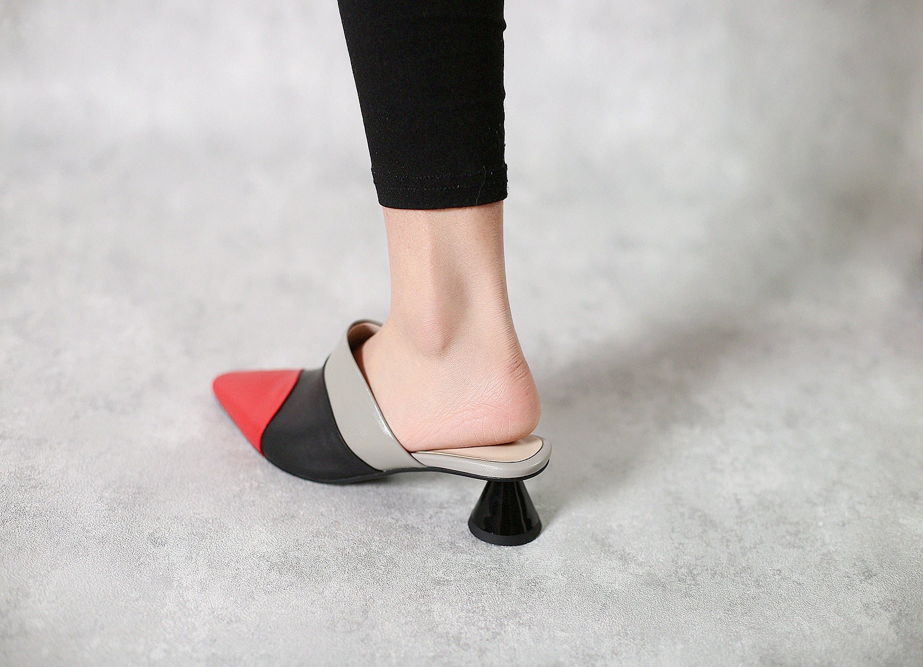 JadyRose | Contrast Color Triangular-Heel Leather Slide Mule