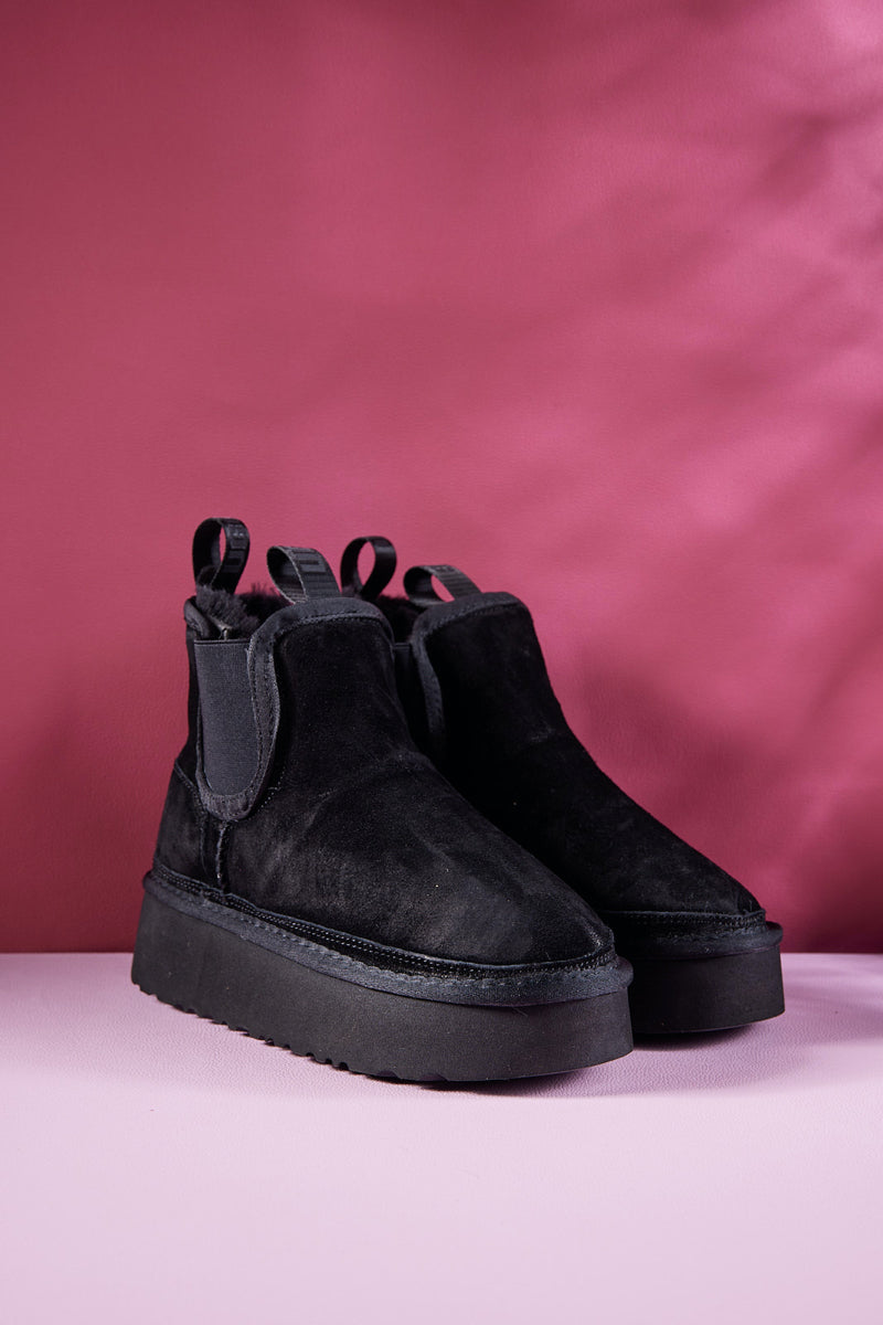 Smaibulun Ugg | Chelsea On The Land Suede Shearling Boots - Black