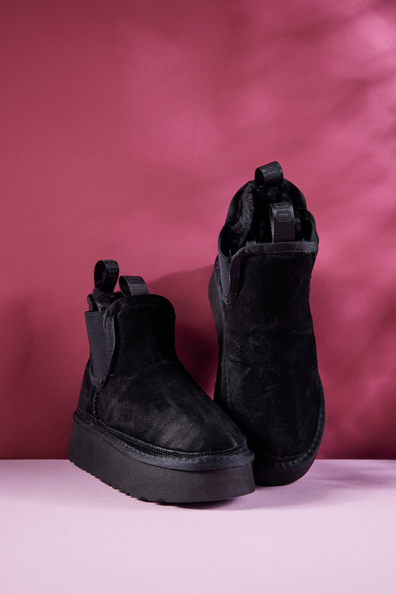 Smaibulun Ugg | Chelsea On The Land Suede Shearling Boots - Black