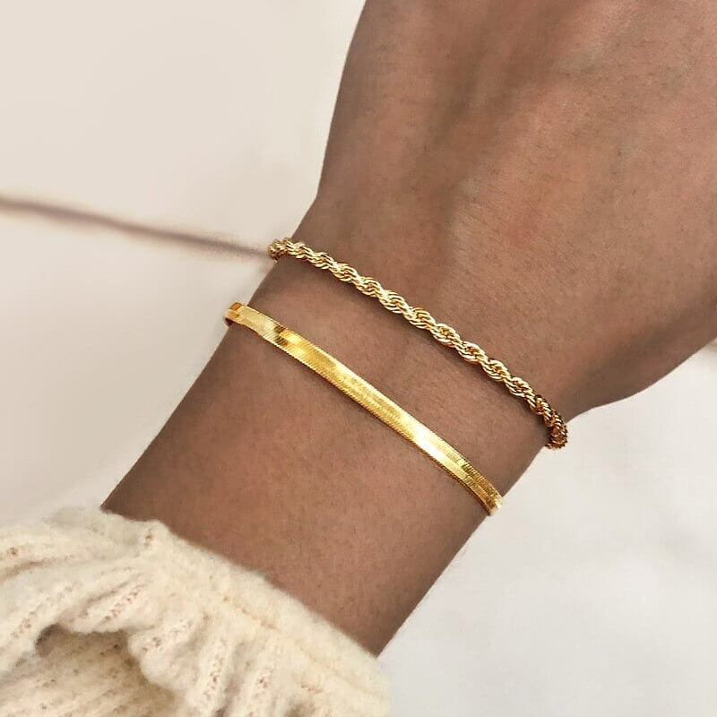 Sune Twirl Minimalist Bracelet