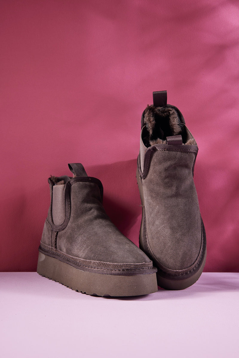 Smaibulun Ugg | Chelsea On The Land Suede Shearling Boots - Brown