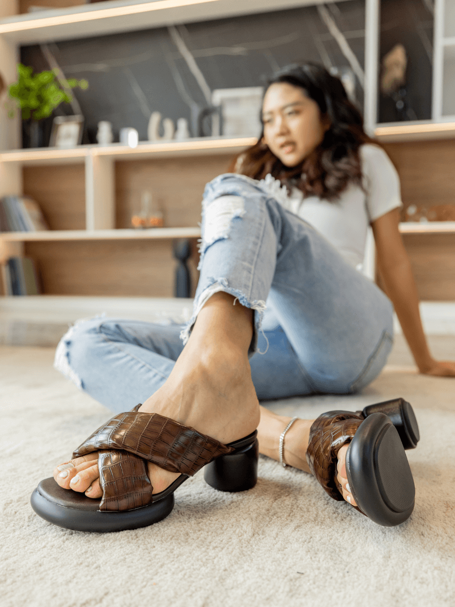 Jady Rose | Veronica Puffy Cross-Strap Leather Sandal - Brown