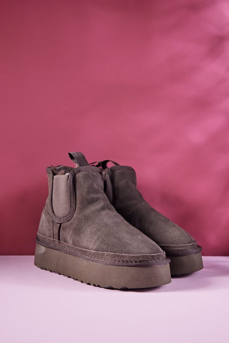 Smaibulun Ugg | Chelsea On The Land Suede Shearling Boots - Brown