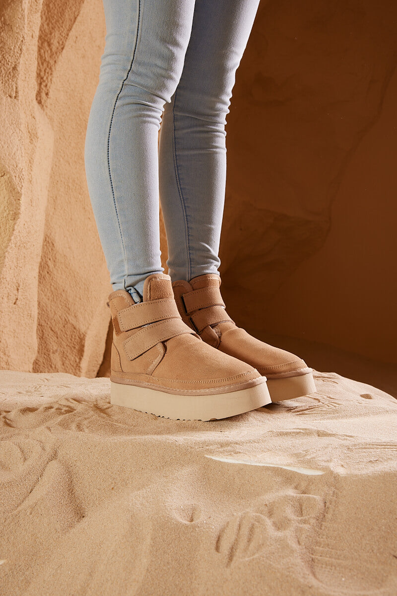 Smaibulun Ugg | Arlene Suede Platform Boots - Sand