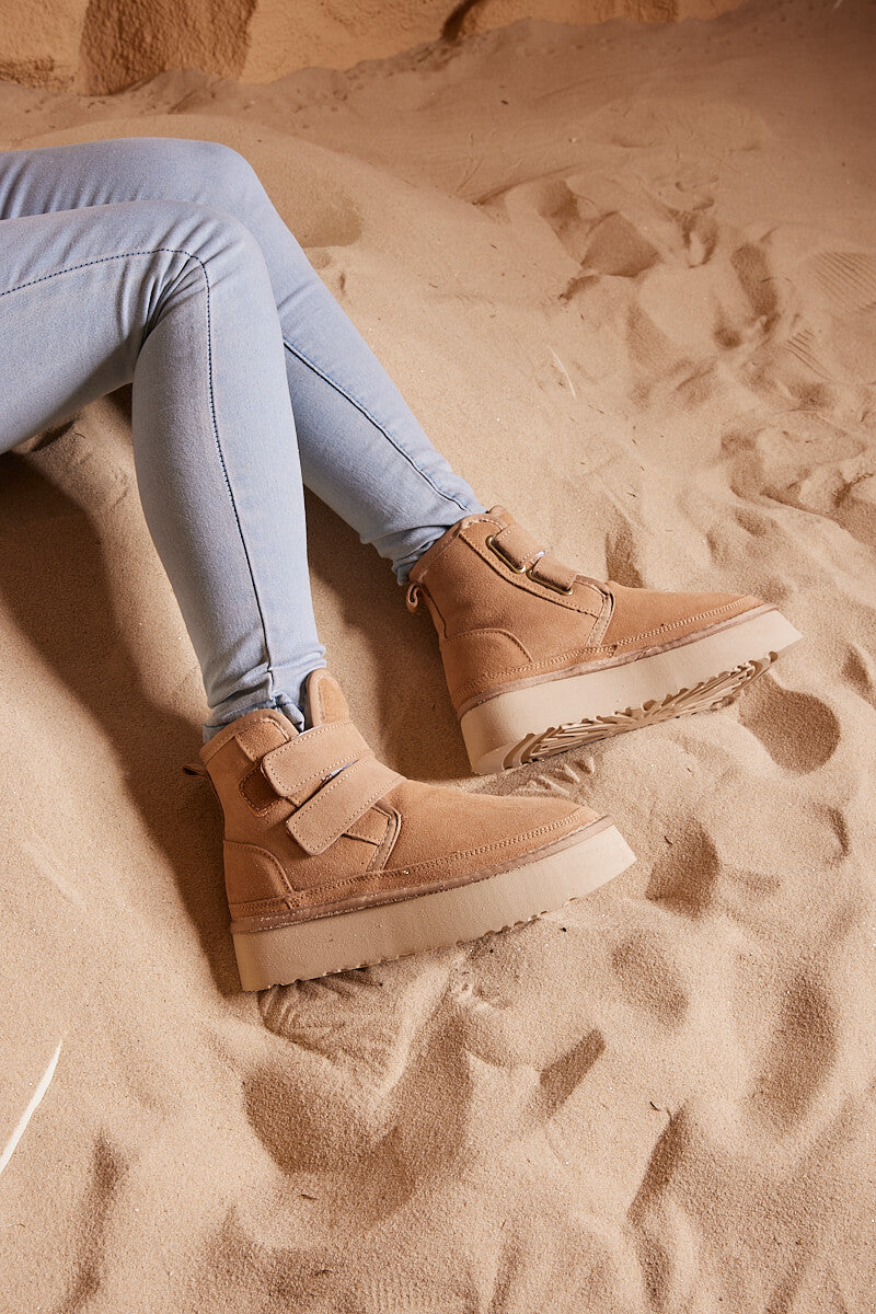 Smaibulun Ugg | Arlene Suede Platform Boots - Sand