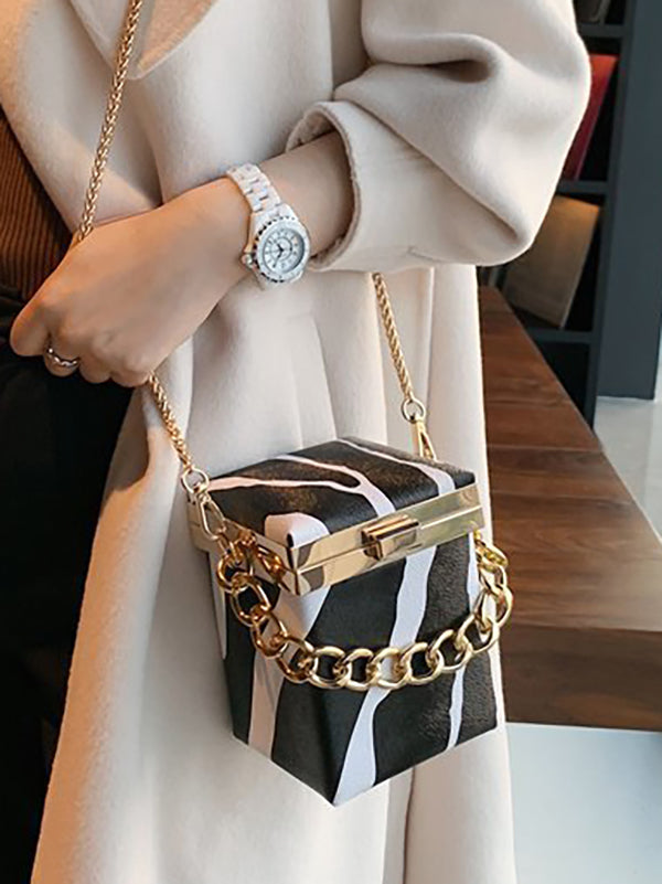 Bolsos bandolera con rayas de cebra y cadenas 